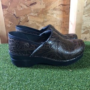 cheap dansko nursing clogs